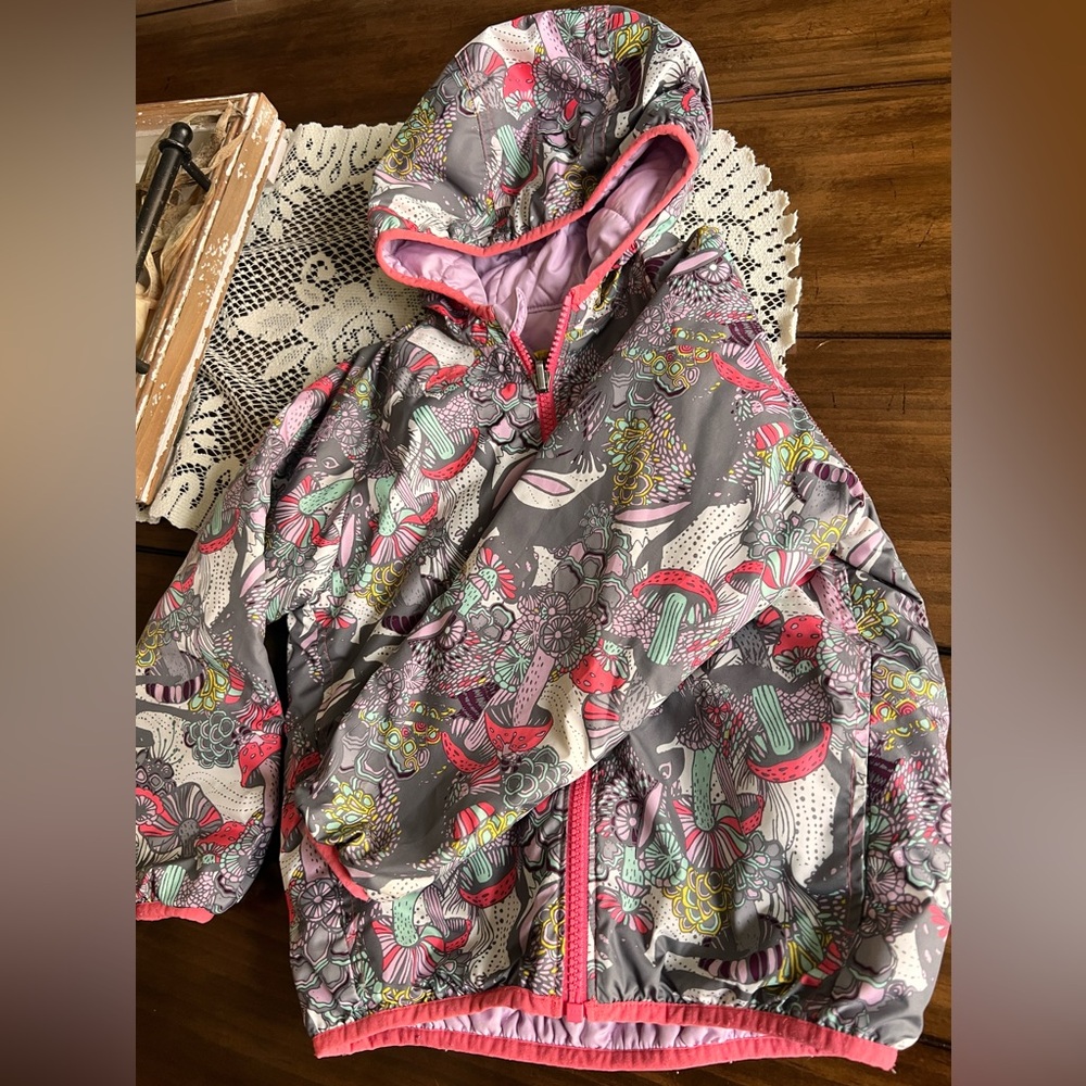 Girls Patagonia Coat 4T mushroom pattern and reversable